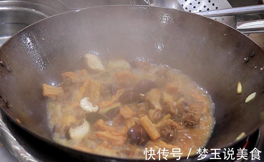 鸭肉怎么焖才好吃厨师长教你做法,出锅鲜香四溢,鲜嫩入味!