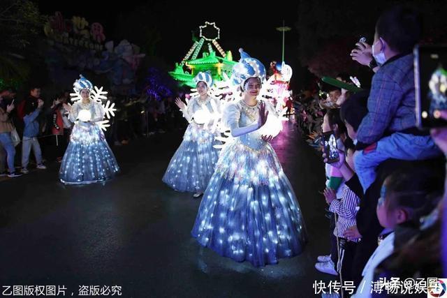 老年|景区游客爆棚,夜晚还在排队,一家人入园10小时8小时在排队