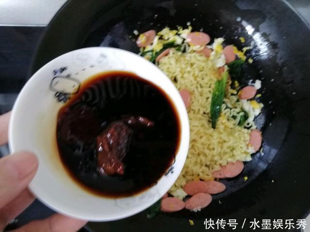 泡面“神仙”吃法搭配火腿肠炒着吃，Q弹巨好吃