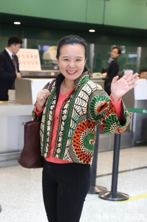 穿搭 龚琳娜精神状态挺年轻,穿民族风印花外套配紧身裤,素颜状态很美