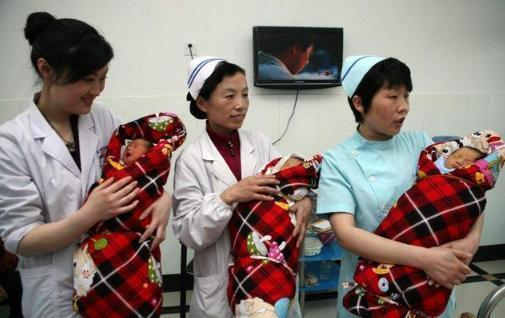 爸爸|爸爸姓“鸡”,不愿3胞胎跟自己姓,媳妇巧取名护士听了直点赞