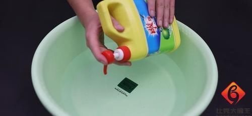 洗洁精|清水拖地等于“白拖”,在水里倒一点,地面干净不留水渍,太棒了