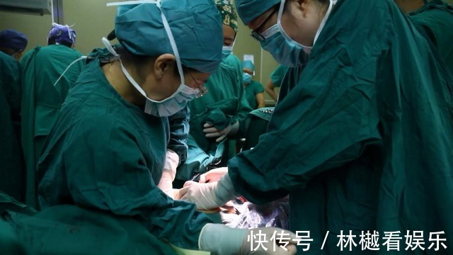 产房|孕妇怀四胞胎以为是儿子,结果生四个女儿,爸爸产房外手舞足蹈