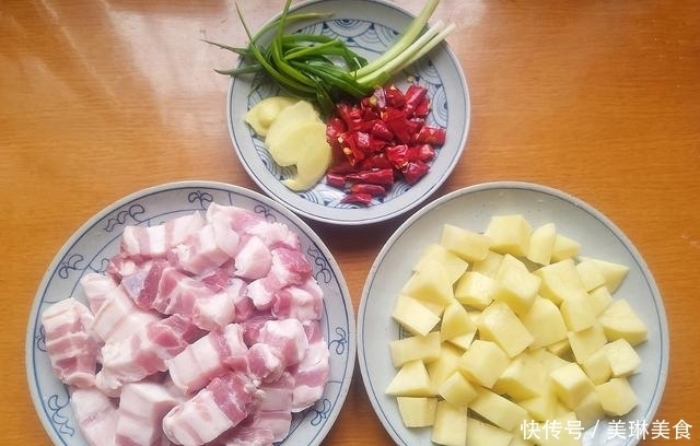 家庭秘制红烧肉炖土豆,好吃的秘诀全在此,别加错了,要不然不香