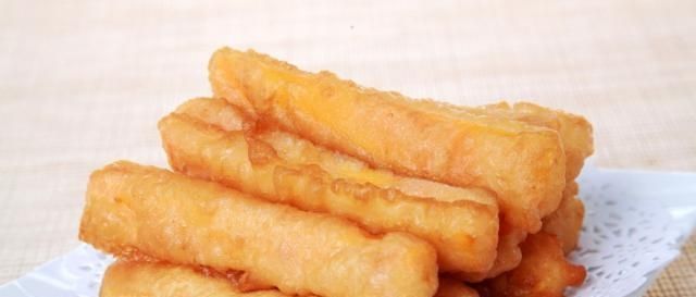 教你自己在家炸油条，牢记5个步骤，油条香酥美味还健康