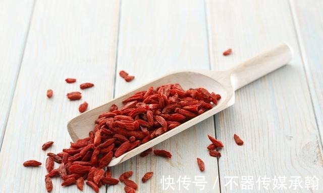一段时间|坚持睡前干吃5粒枸杞，一段时间后，身体得到了什么？不妨了解下
