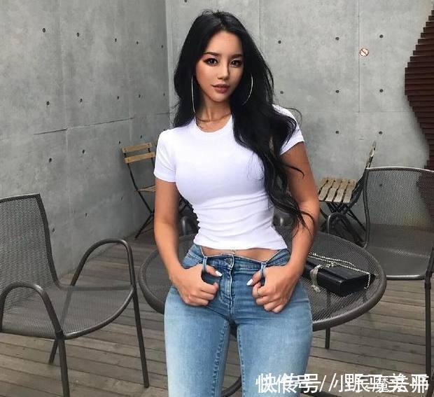 时尚 身材紧致的牛仔裤美女,显得高挑有型,非常有魅力