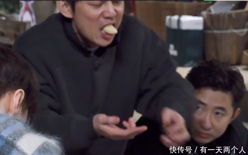 何炅老师 蘑菇屋捧场王!张艺兴烤香蕉,何炅第一个吃,烫嘴烫到说不出话