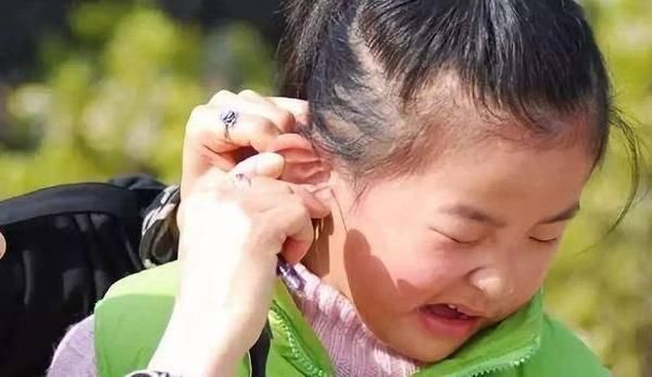鸡皮疙瘩|4岁男孩说耳朵痛,医生拿灯光一照,鸡皮疙瘩起了一身