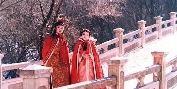 宝钗#红楼梦里,为何要安排一个貌似比黛玉还要优秀的薛宝琴出场