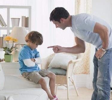 父母|父母这4种行为,会让孩子慢慢变“笨”,再不注意会害了孩子