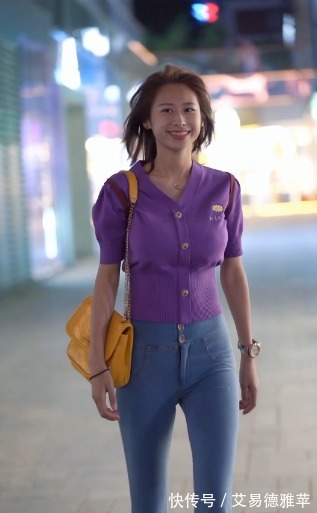 牛仔裤|街拍:紫色T恤搭配牛仔裤,简单线条也能衬托好气质,这身材绝了