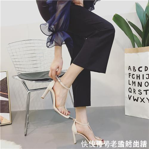 线条 女人的鞋柜里不能少的透明高跟鞋,拉长双腿线条,展现纤细玉足
