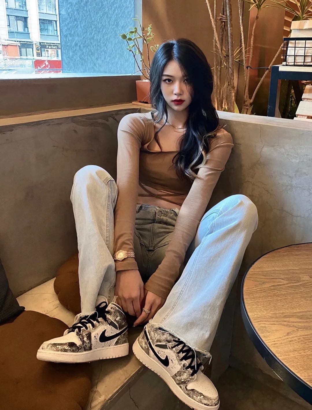 girls|SNKR Girls送鞋丨各种黑色套装配黑丝，这样的球鞋女生真是又辣又飒