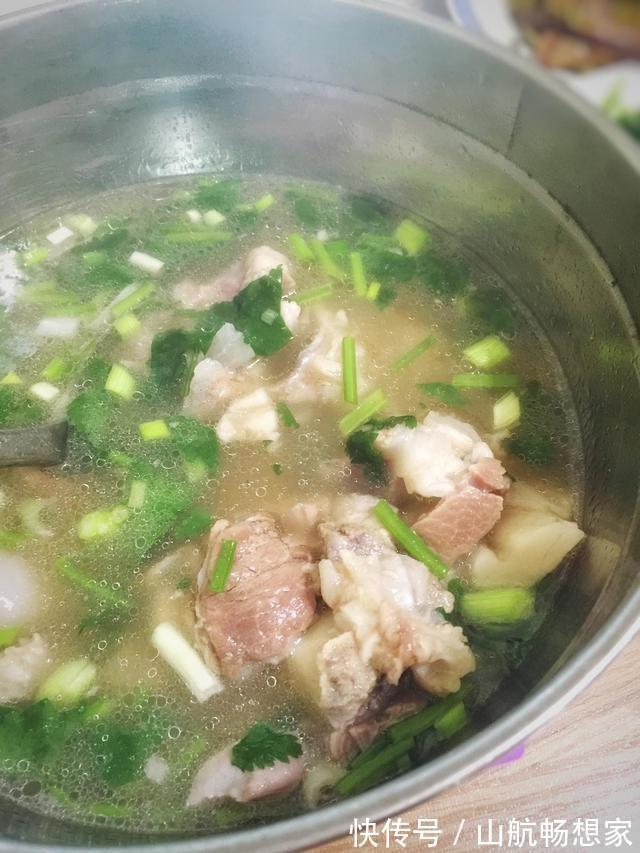 骨头|面馆骨头汤里加了什么?喝起来特别香浓,多方打听,我才知道原因