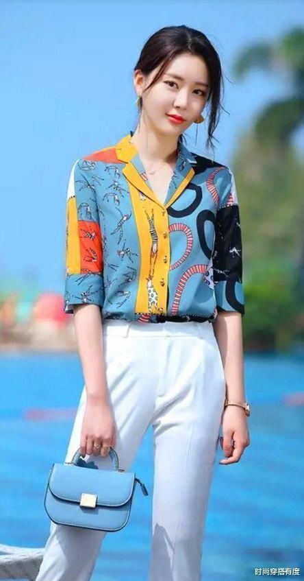 蓝花色|衬衫搭配技巧,搭绿色鱼尾裙高雅知性,优雅而靓丽