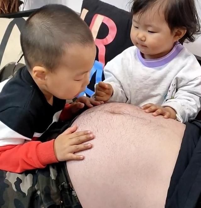 爸爸|兄妹俩都想再要个弟弟,爸爸的“将军肚”被寄予厚望,妈妈无语了