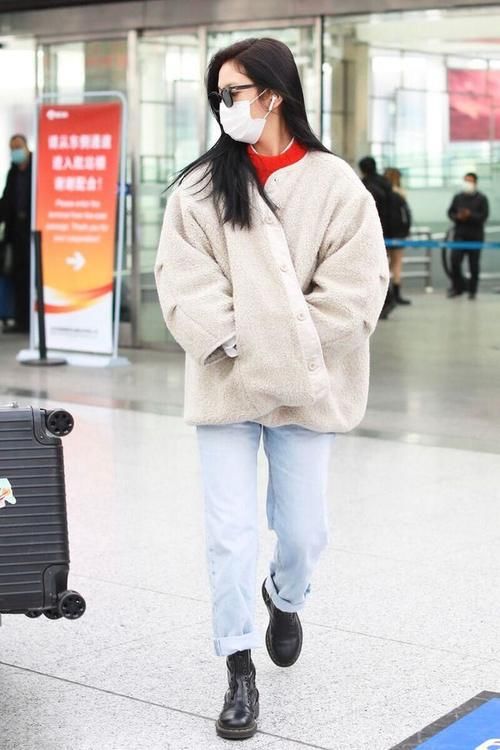 外套|美女造型真美，穿羊羔毛外套配牛仔裤简约时髦，休闲又大气！