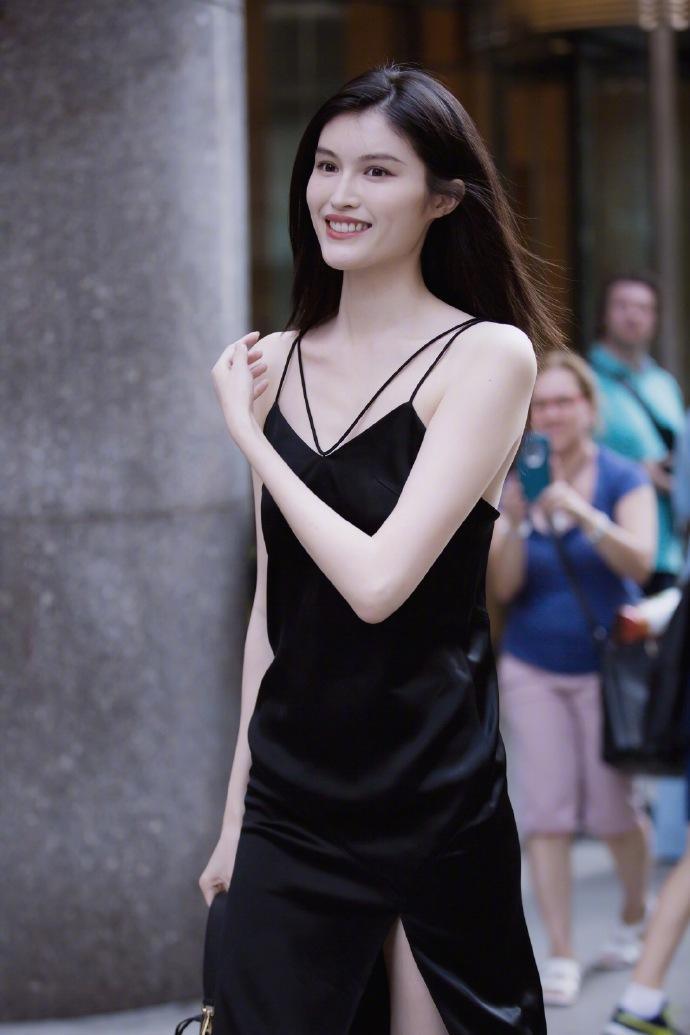 街拍：长相清纯可爱的小姐姐，蓝色连衣裙穿出了气质，真的养眼