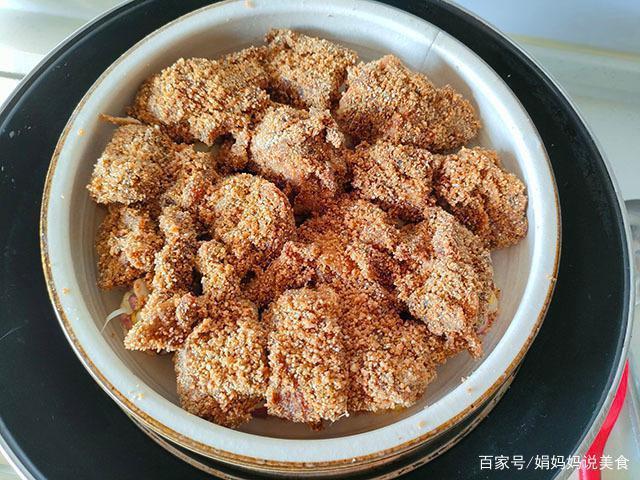 玉米|夏季多给孩子做它吃，买来不煎不炖，腌一腌加料蒸一蒸，香嫩好吃