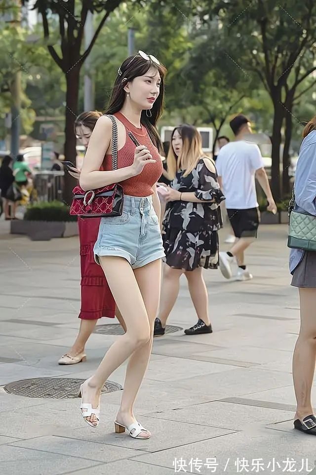 夏天 针织出的挂颈衬衫配高腰裤,修身又显高,谁穿谁好看!