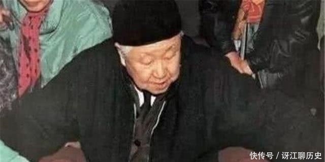 老人|老人上交国宝要800万被拒,专家:最多给2万,3年后卖出1800万