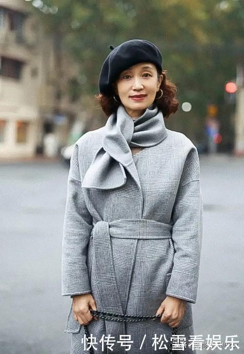 这才是60岁女人该有的打扮!呢大衣+高领衫,御寒减龄不输皮草