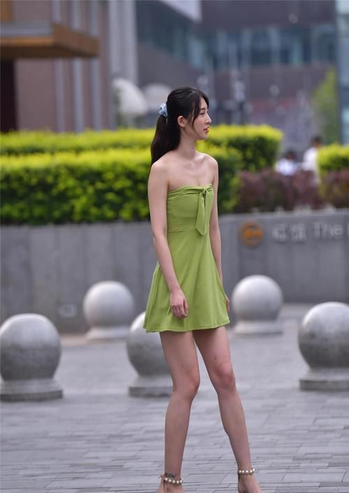 好身材|街拍:芥末绿的抹胸连衣短裙,还真需要好身材才会搭配出精致感觉