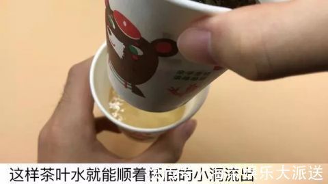 把一次性纸杯底部扎了几个小洞,太厉害了,家里来客人都夸聪明!
