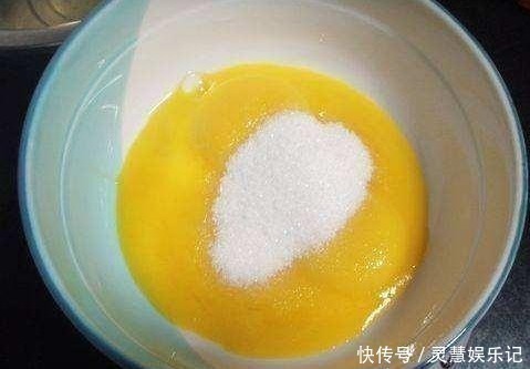 炒鸡蛋直接下锅 炒出来的鸡蛋是有腥味 加这步骤炒出来的鸡蛋软嫩