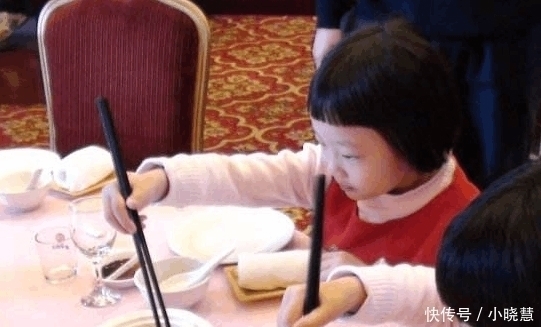 东西|老外这东西用筷子不可能夹起来被中国小学生打脸