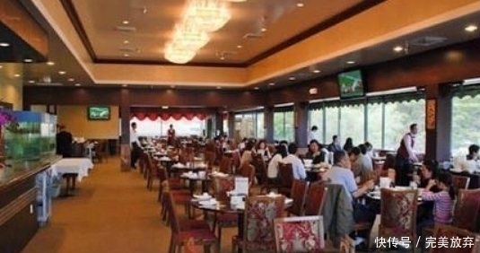 块钱|德国人到中国吃大闸蟹,吃完两盘丢下100块钱就走,老板你干嘛