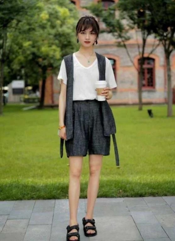 街拍:面带笑容的美女,身穿黑色连衣裙,时尚唯美气质