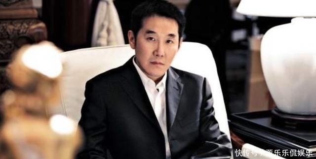 他辞去警察改行当作家,荣获茅盾文学奖,马未都见了都叫大哥