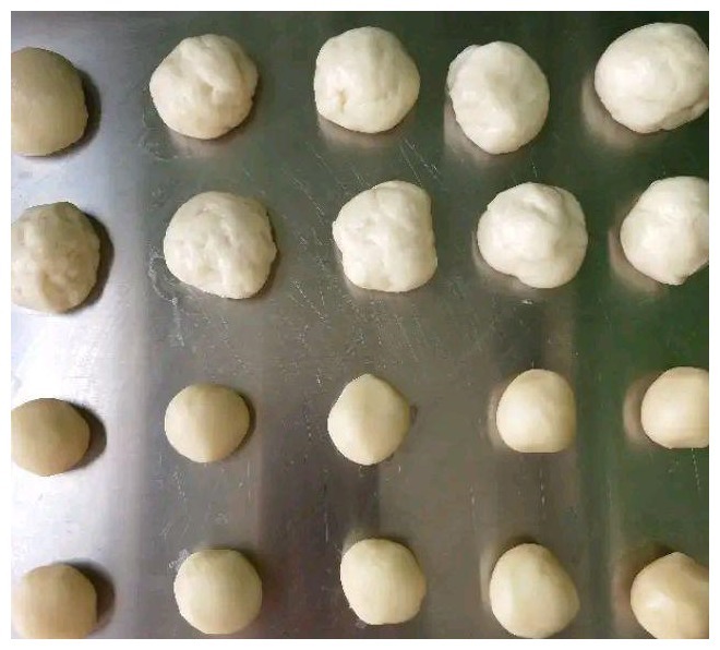 一点面粉加一点食用油,做出来的芝麻小饼,咸香适口,酥的掉渣