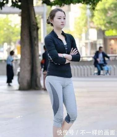 身材高挑 风韵迷人的小姐姐,打底裤充满女神气质,很显格调