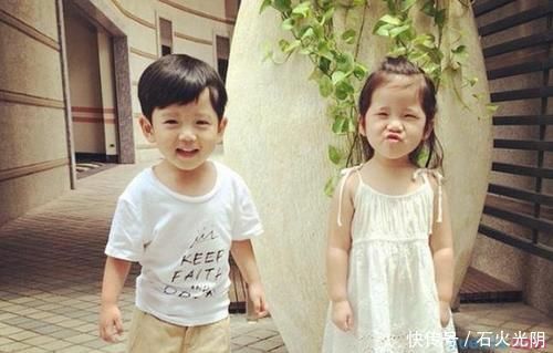 哥哥|“龙凤胎”妹妹长期吃钙片,哥哥天天喝牛奶,3年后兄妹身高差距竟这么大