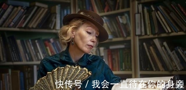 走红|58岁阿姨因cosplay走红,造型精美复古大片感,自制道具令人惊艳