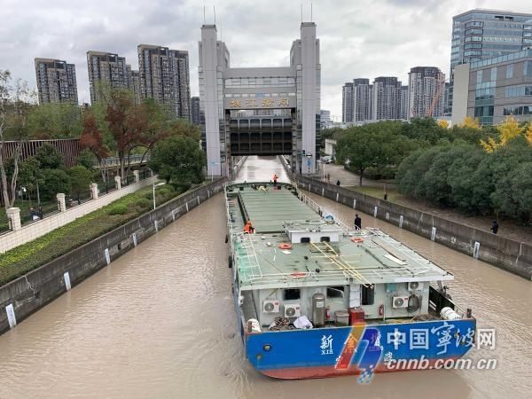 无需换乘 一船通达！杭甬运河货船“直通出海”今朝圆梦