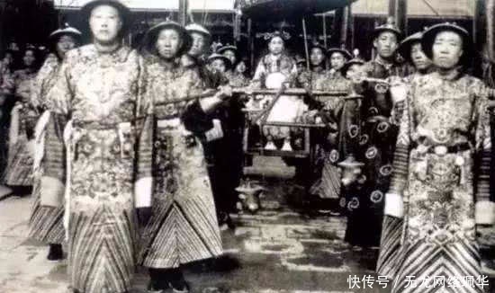 勋龄|1903年，慈禧拍了第一张照片，照片里的她紧张的像个孩子