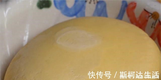 红薯|玉米面这样做真好吃,一擀一煎,5分钟出锅,连吃一个月都不腻