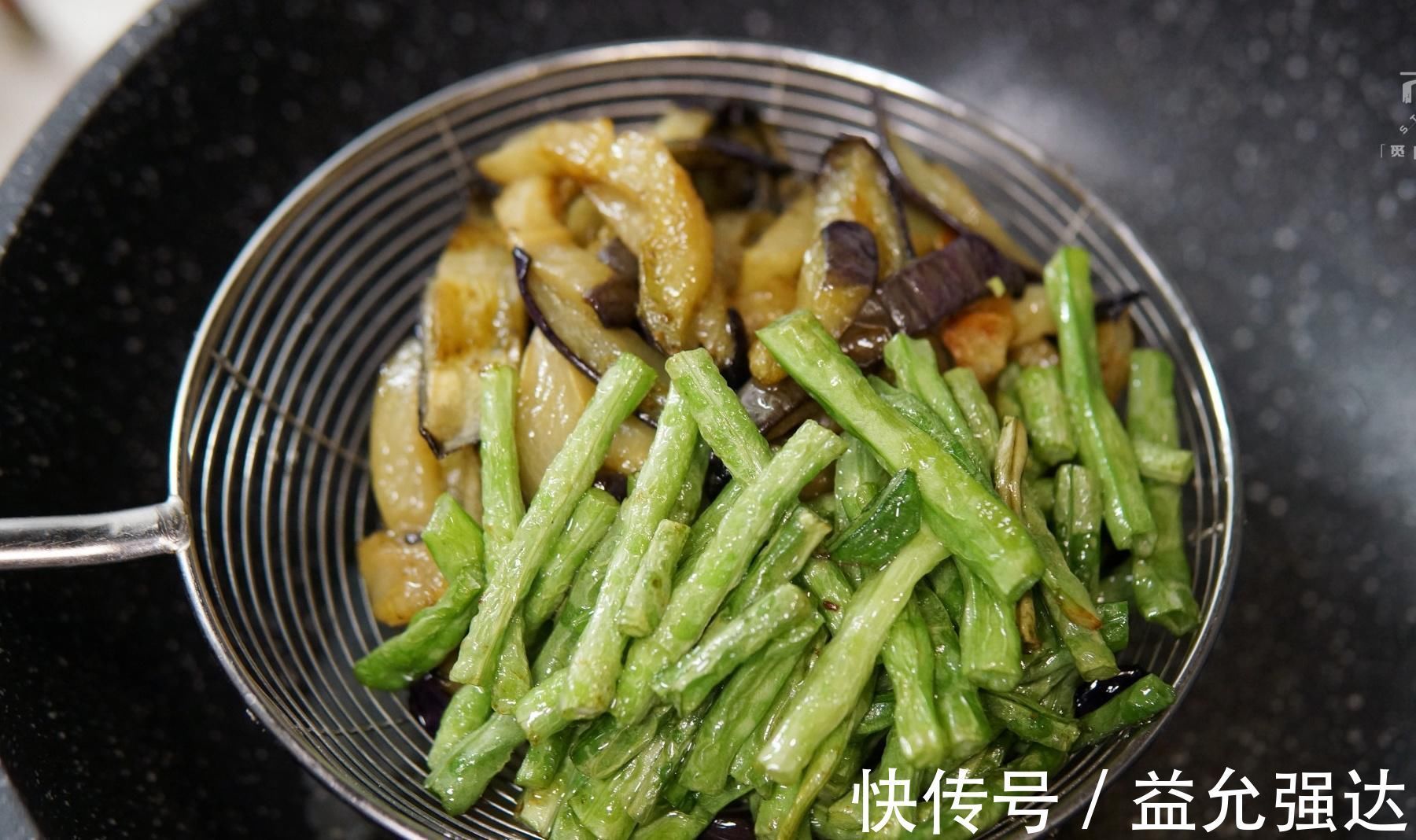 茄子|做茄子烧豆角，炒前加一步，茄子香软，豆角入味，吃的盘底都不剩