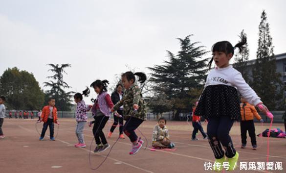 “长个先长脚”,现在孩子普遍脚大,真能长高个吗看后就明白了