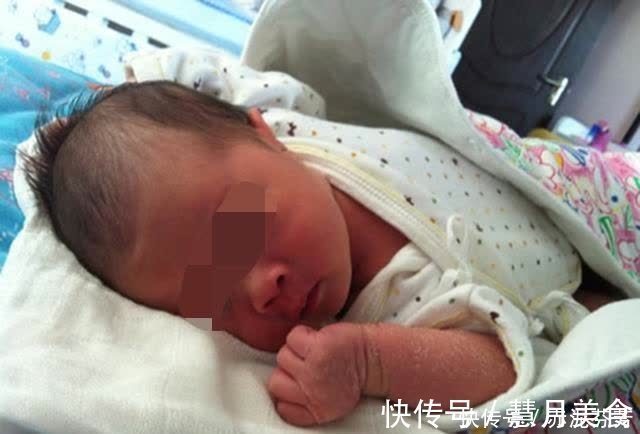 暖心|新生儿“伸手”找妈火了,刚出生就要妈妈抱,网友直呼太暖心
