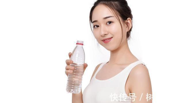 早上空腹|早晨空腹喝水真的养生吗忠告三个细节不注意,喝了相当于白喝