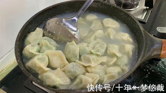 包韭菜饺子，直接拌馅是大错，多加1步，韭菜馅更翠绿，不出水