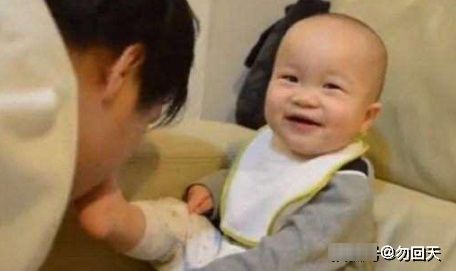 婴儿|奶爸给孩子喂饭,妈妈不放心进来查岗,看完笑的直不起腰