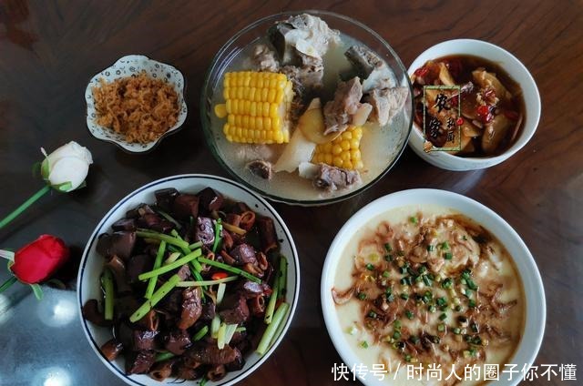 外卖|晒两口子的极简午餐,两菜一汤两小菜,网友很精致,比吃外卖强