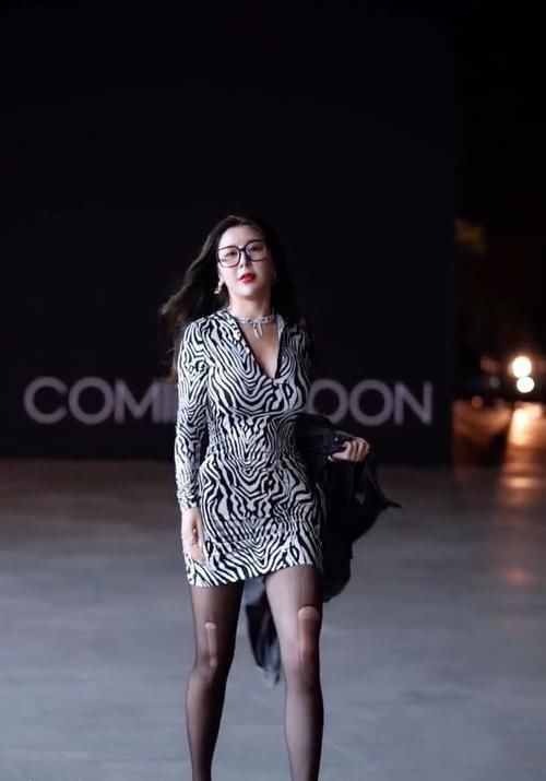 高级感|另类斑马裙性感时尚，搭上银色高跟鞋，透着高级感