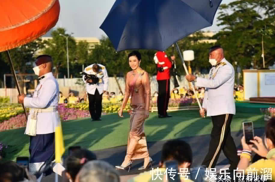 苏提达$36岁诗妮娜虚荣心强,用大黑伞代替华盖,集体亮相时终于露馅了